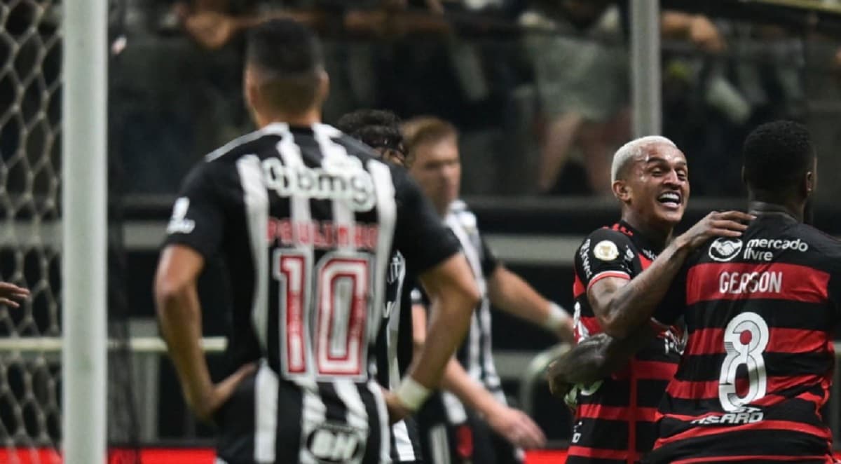 flamengo e atlético-mg em jogo na arena mrv