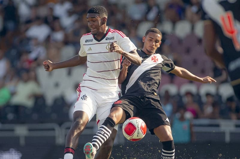 Jogadores de Flamengo e Vasco disputam bola durante jogo pela Copa Rio Sub-20