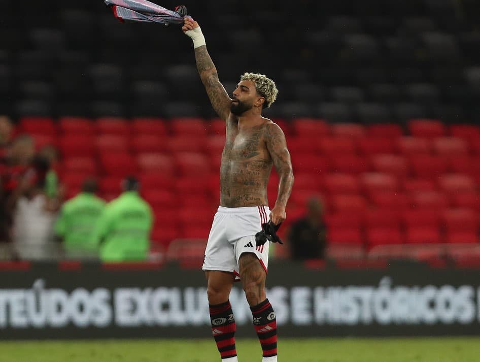 Gabigol comemora giranto camisa do Flamengo no Maracanã