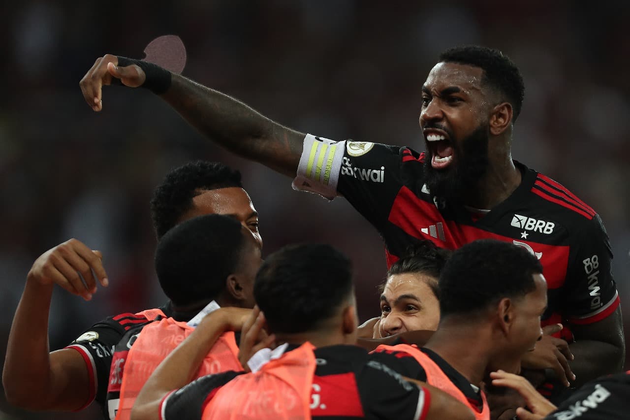 Gerson vibra com muita euforia junto com elenco do Flamengo durante clássico contra o Fluminense no Brasileirão 2024