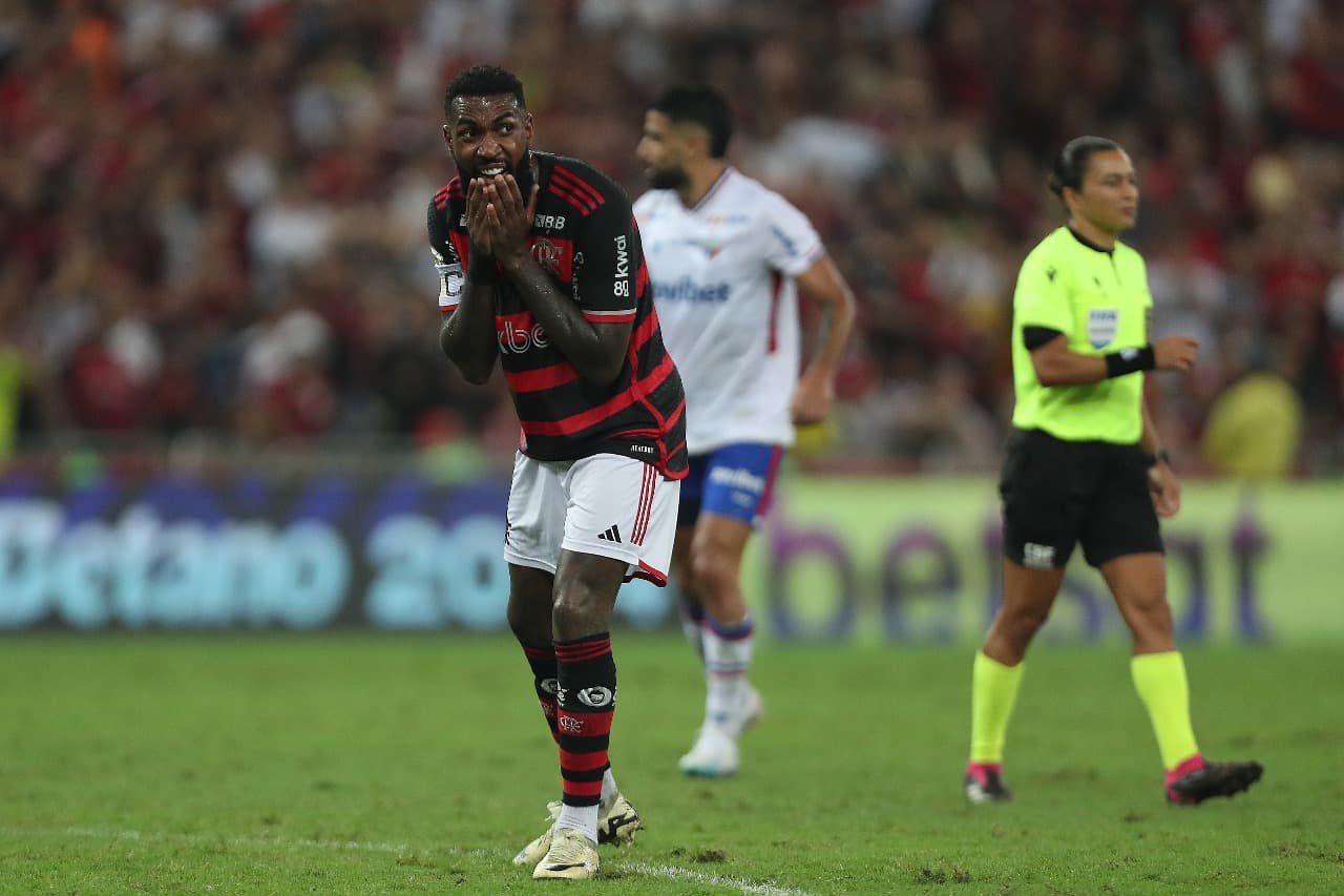 Gerson morde os dedos durante derrota do Flamengo para o Fortaleza