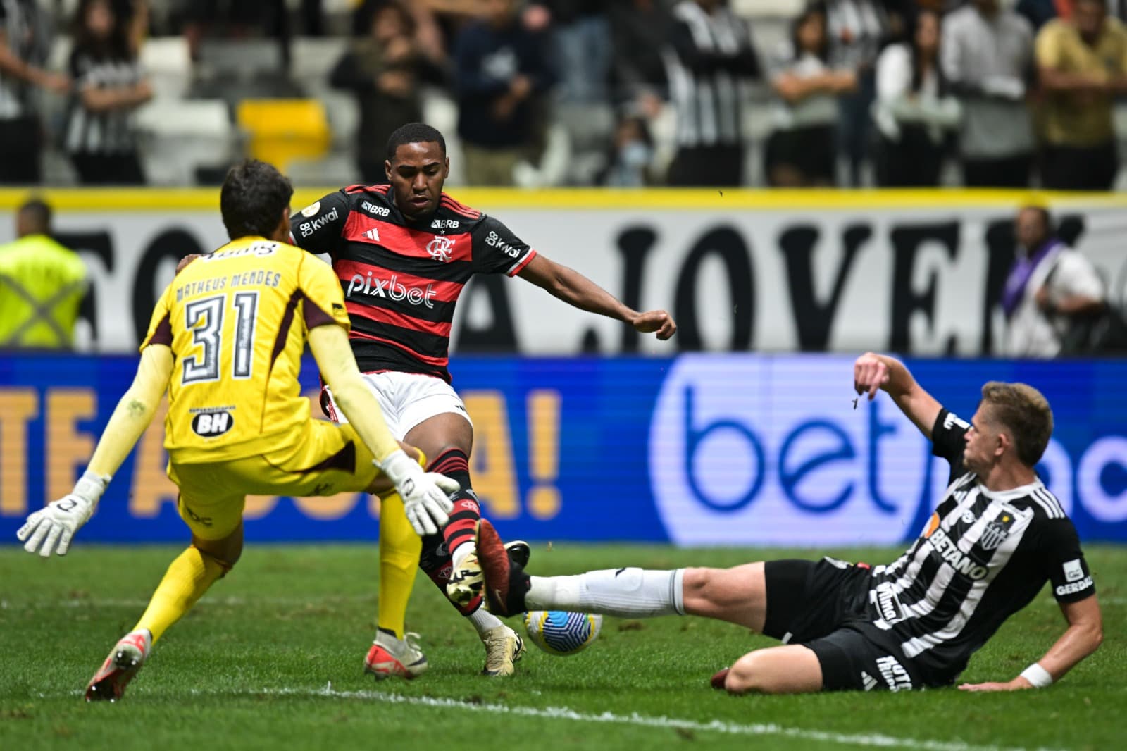 Principal joia em formação no Flamengo atualmente, Lorran pode firmar acordo de cinco anos, mas também já pode sair para a Europa