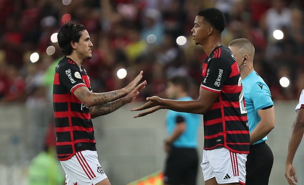 Pedro cumprimenta Carlinhos antes de ser substituído contra o Alético Goianiense