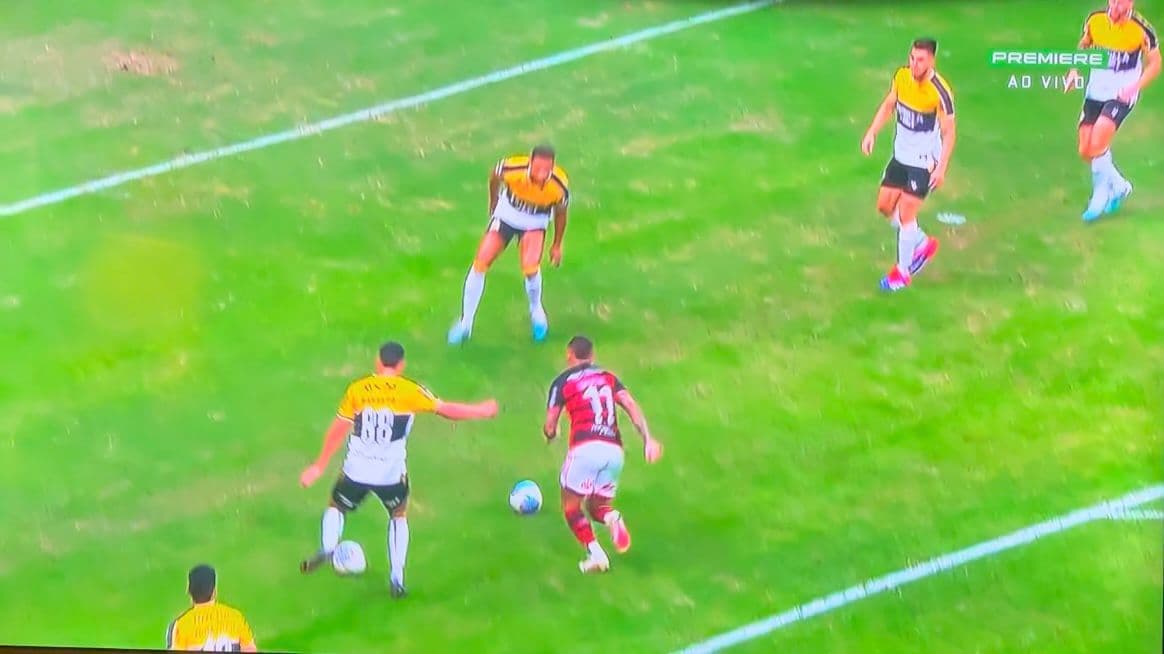 Comentarista do Premiere explicou por que pênalti a favor do Flamengo em que jogador do Criciúma chutou uma bola na outra foi bem marcado