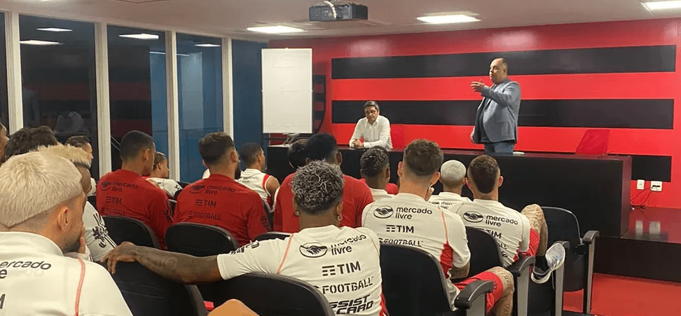 Carlos Portinho, colega de partido de Marcos Braz e convidado para 2 palestras no Flamengo em 2023, vê risco em judicialização de leilão