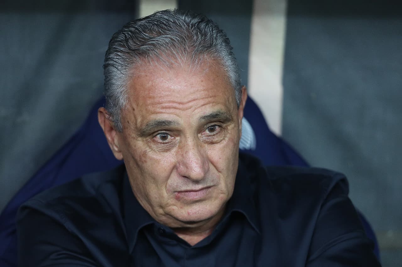 Tite com expressão abatida durante derrota do Flamengo para o Fortaleza no Brasileirão
