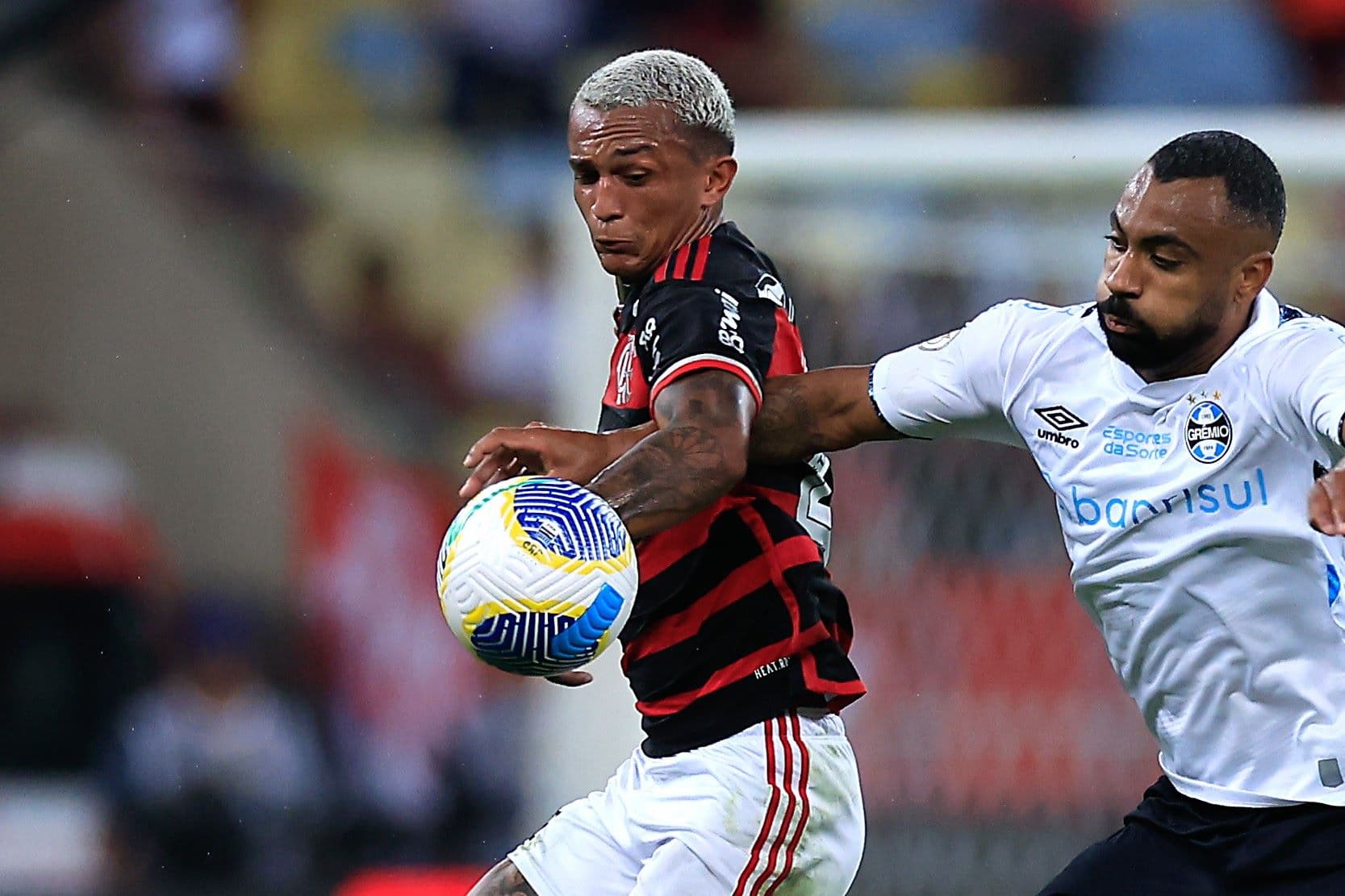 wesley em ação no jogo entre flamengo e grêmio