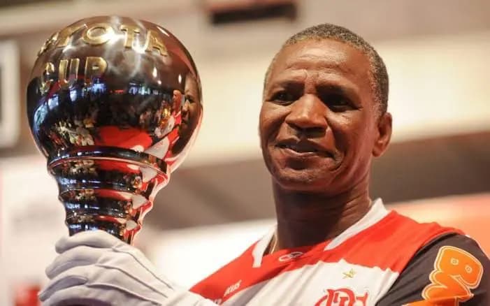 Adílio com taça do Mundial de Clubes conquistada pelo Flamengo