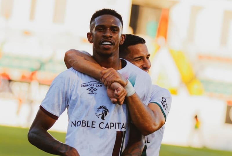 André Luiz comemora gol abraçado com seu companheiro de Estrela Amadora