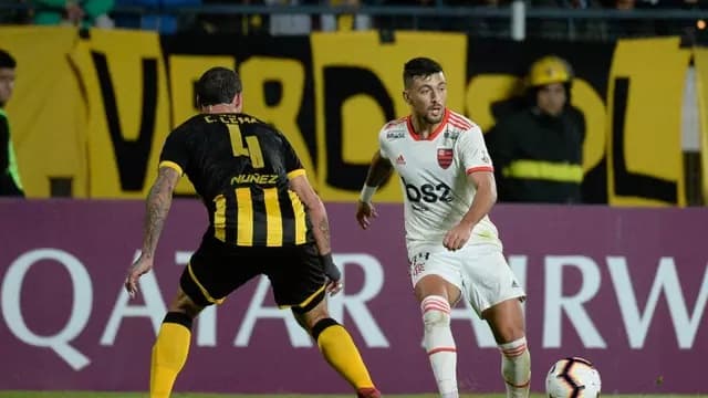 Arrascaeta enfrentou o Peñarol na Copa Libertadores da América de 2019