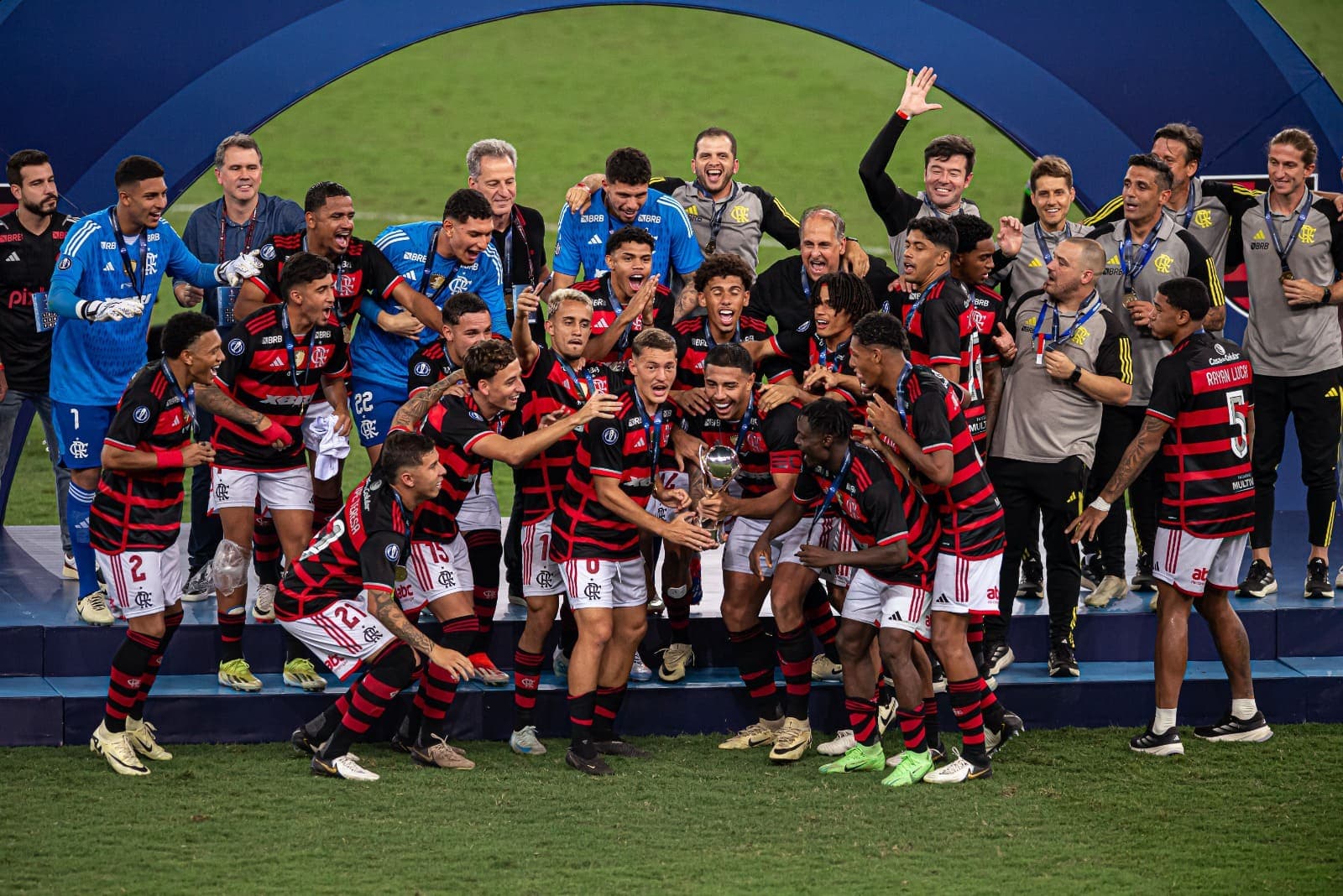 Jovens do Flamengo levantam taça do título Mundial Sub-20