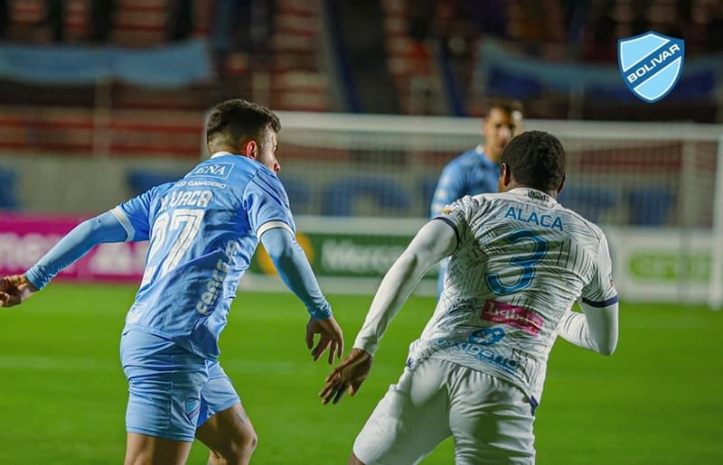 Jogadores de Bolívar e San Antonio disputam bola durante embate pelo Campeonato Boliviano