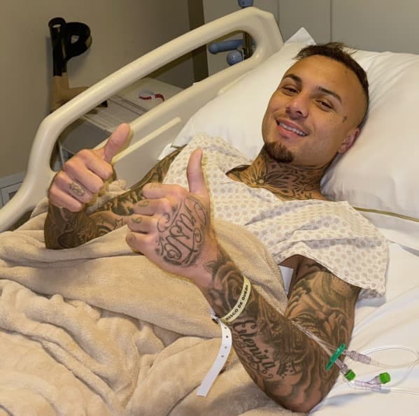 Everton Cebolinha, atacante do Flamengo, após cirurgia no tendão