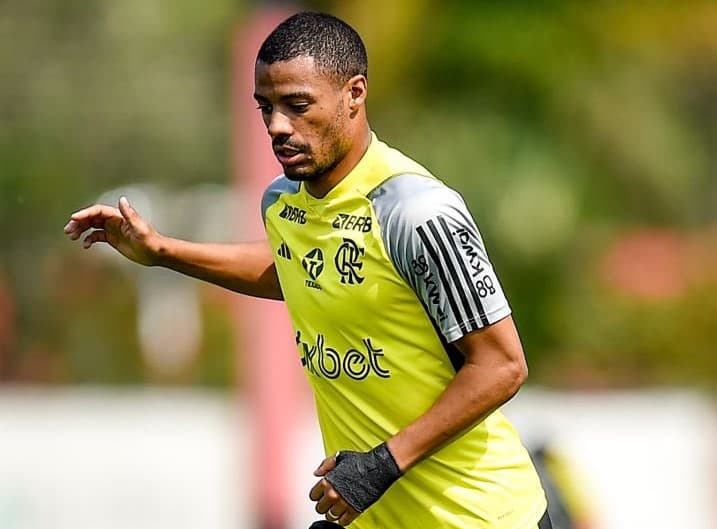 De La Cruz em treino do Flamengo nesta sexta (9); uruguaio deve retornar contra o Palmeiras