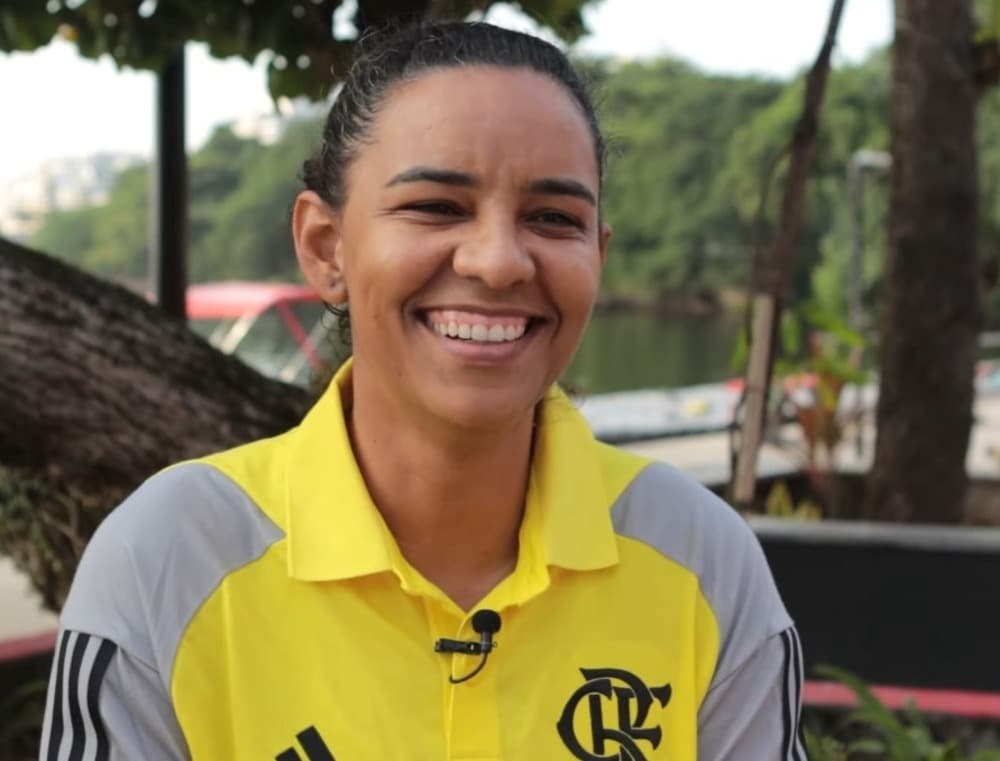 Diana Barcelos com uniforme do Flamengo em entrevista sobre as Paralimpíadas de Paris 2024