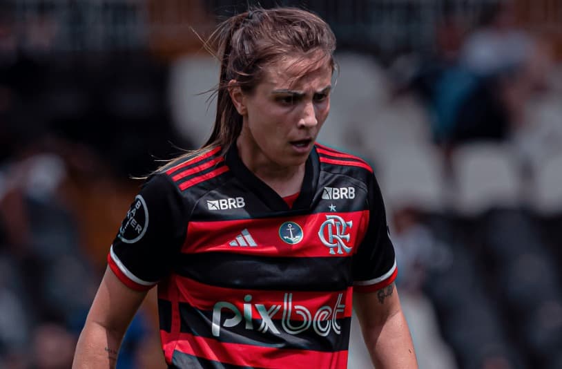 Djeni em campo com a camisa do Flamengo; meio-campista comentou última rodada contra a Ferroviária e necessidade de vitória