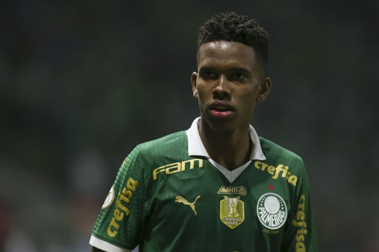 Estêvão com olhar fixo e semblante sério durante jogo do Palmeiras