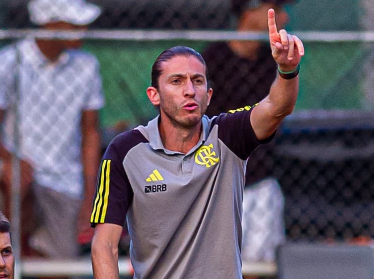 Filipe Luís treinando o Flamengo Sub-20; ídolo já venceu o Bahia em jogo com brilho de Shola