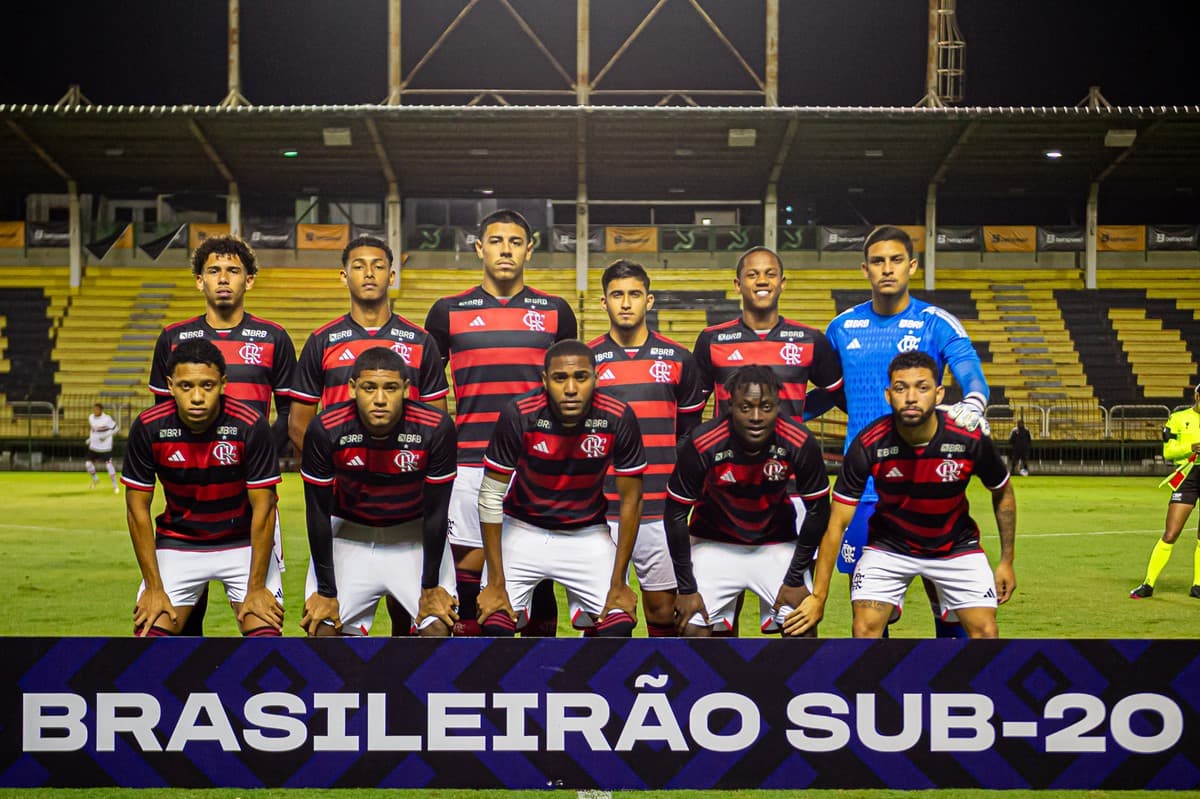 Time do Flamengo em foto oficial do jogo contra o São Paulo pelo Brasileirão Sub-20