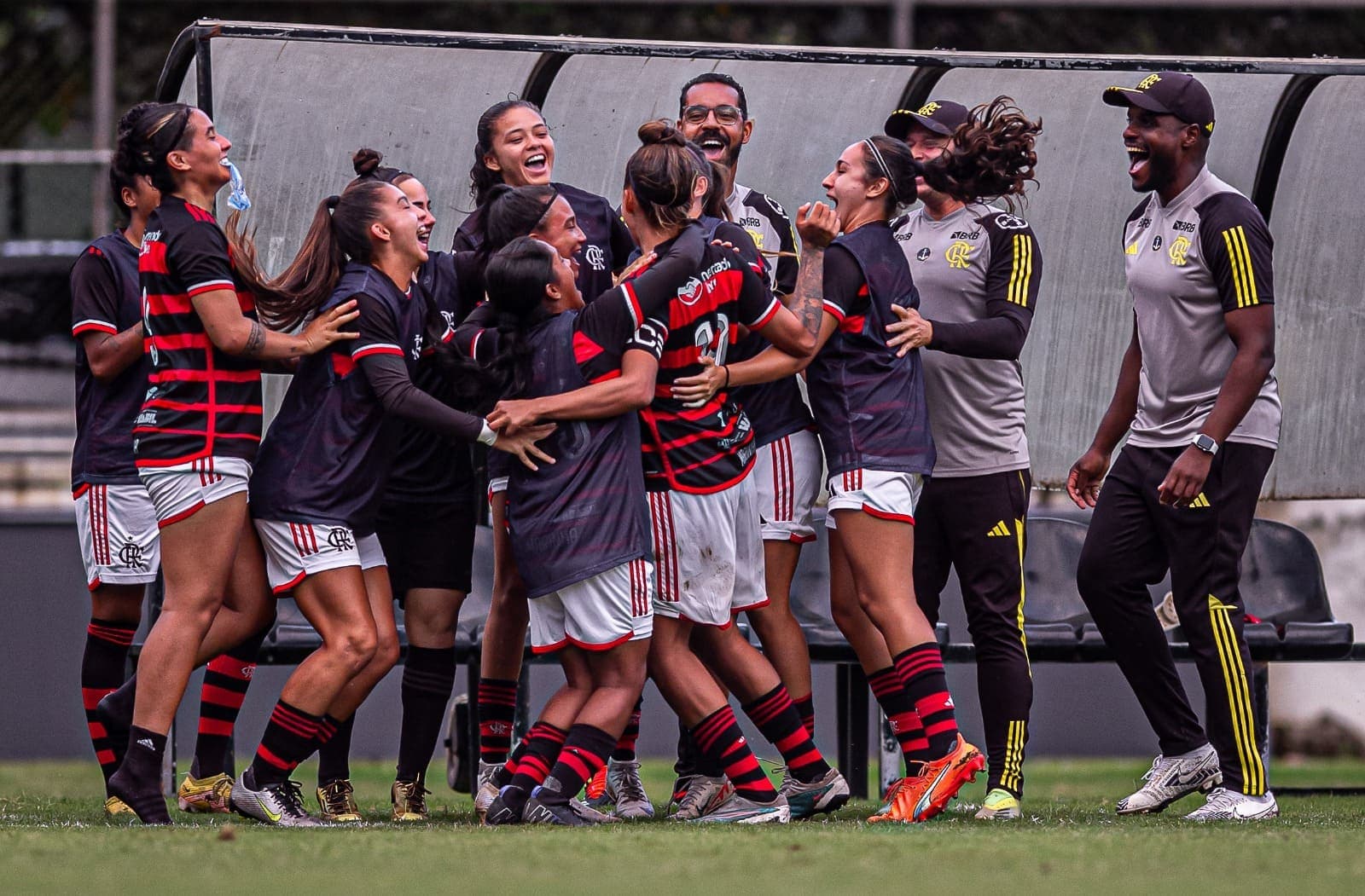 Time de futebol feminino sub-20 do Flamengo comemora gol