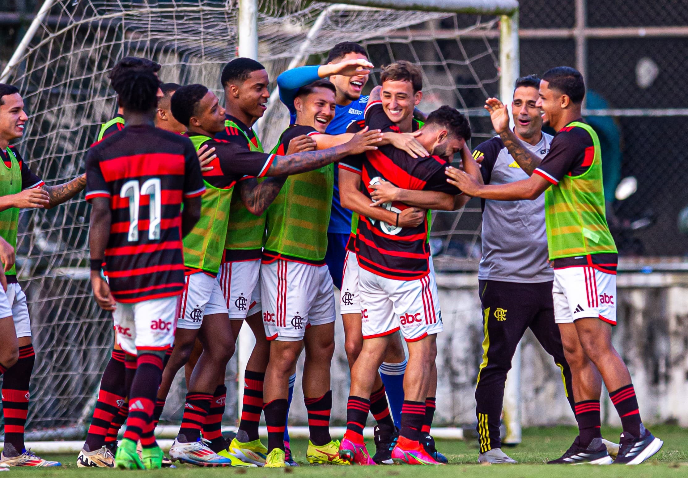 Jogadores do sub-20 do Flamengo comemoram gol; equipe venceu o Red Bull Bragantino no Brasileirão Sub-20