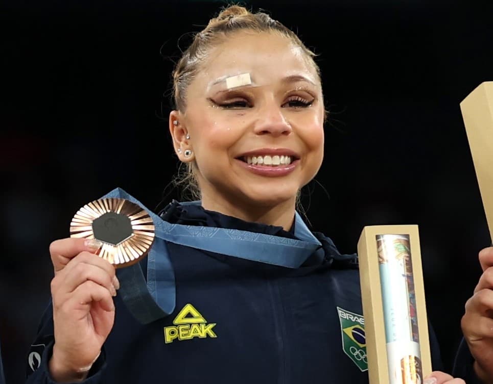Flávia Saraiva com medalha de bronze nas Olimpíadas de Paris; ginasta falou sobre trabalho do Flamengo