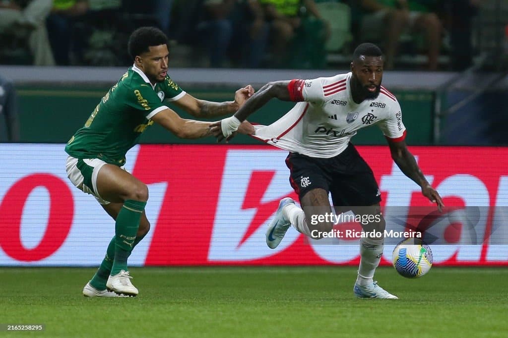 Gerson em ação no jogo Palmeiras x Flamengo