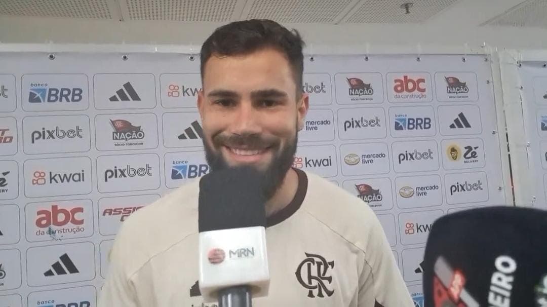Goleiro do Flamengo, Matheus Cunha fala com MRN na zona mista