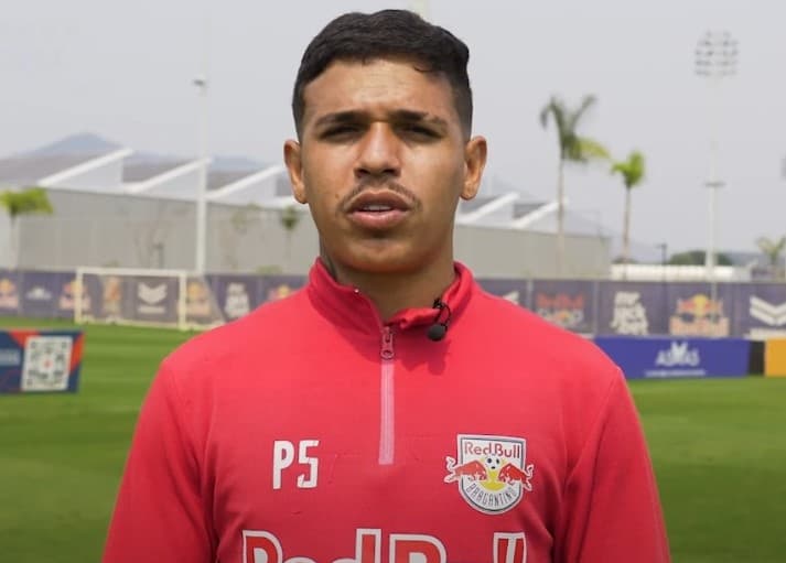 Jadsom em treino do Bragantino; volante falou sobre jogo contra o Flamengo pelo Brasileirão