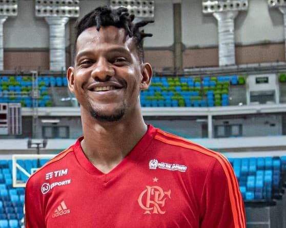 Jhonatan Luz com a camisa do Flamengo; atleta anunciou retorno ao basquete do clube em suas redes sociais