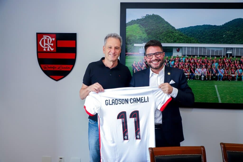 Landim e Governador do Acre com a camisa do Flamengo.