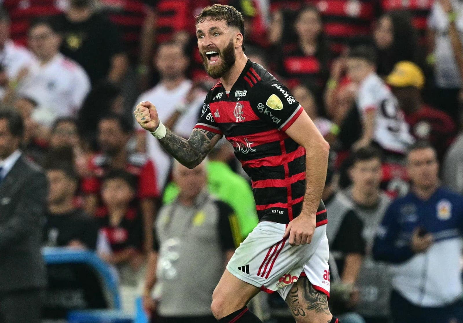 Léo Pereira grita e vibra com gol do Flamengo