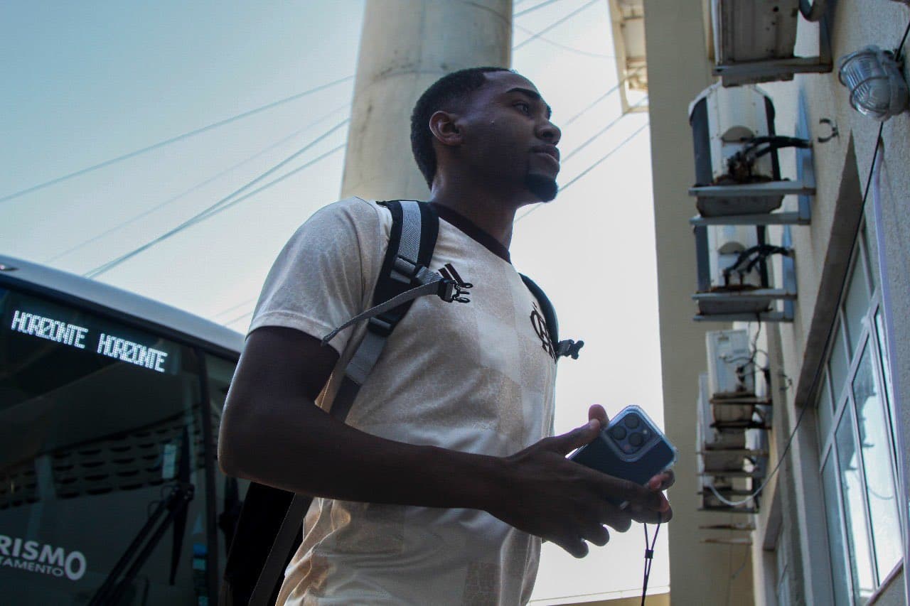 Lorran chegando para a partida do Sub-20 do Flamengo, treinado por Filipe Luís