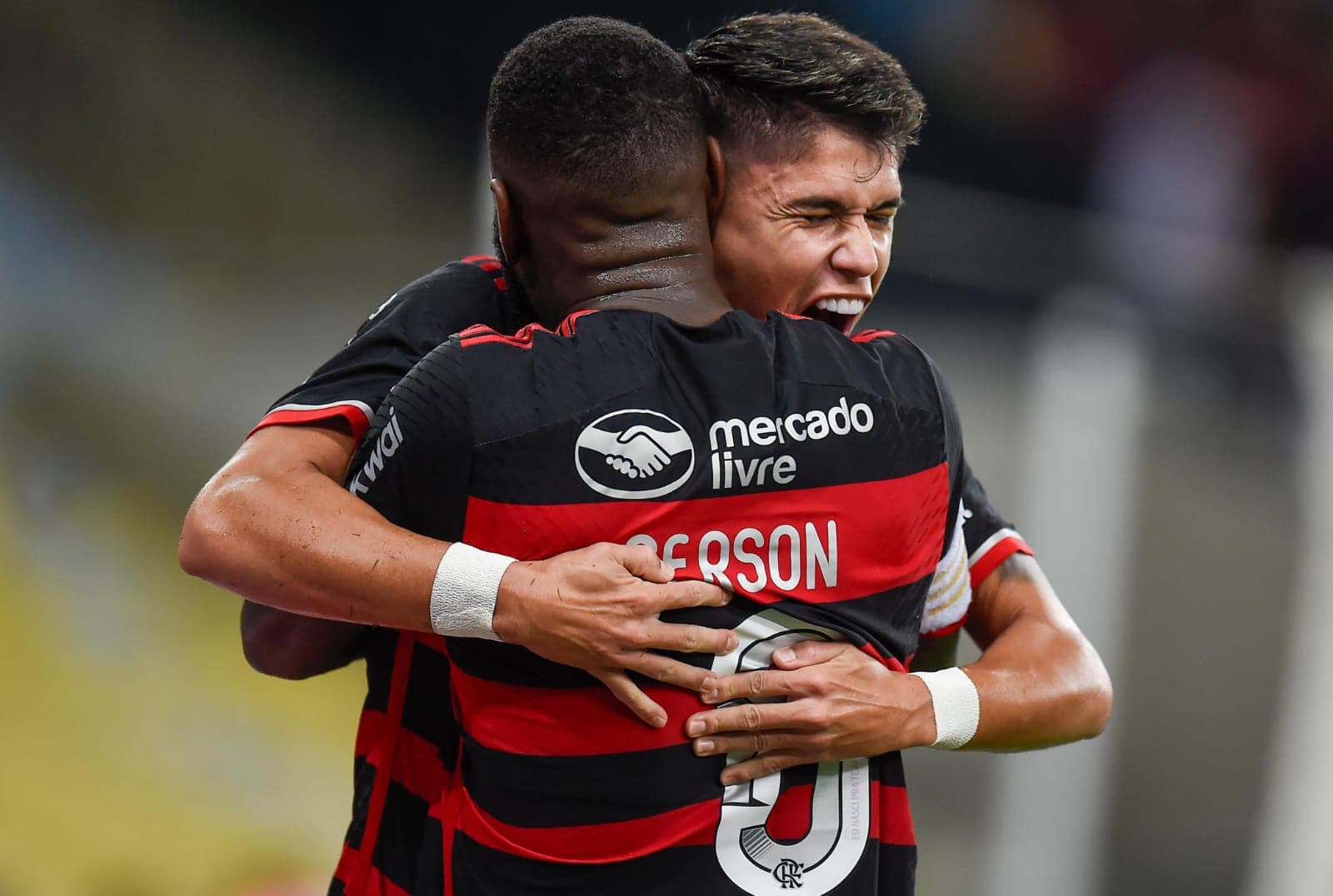 Luiz Araújo e Gerson comemoram gol do Flamengo