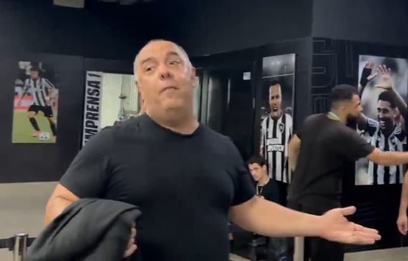 Marcos Braz de braço aberto discutindo com jornalista botafoguense na zona mista do Engenhão após Botafogo 2x1 Flamengo