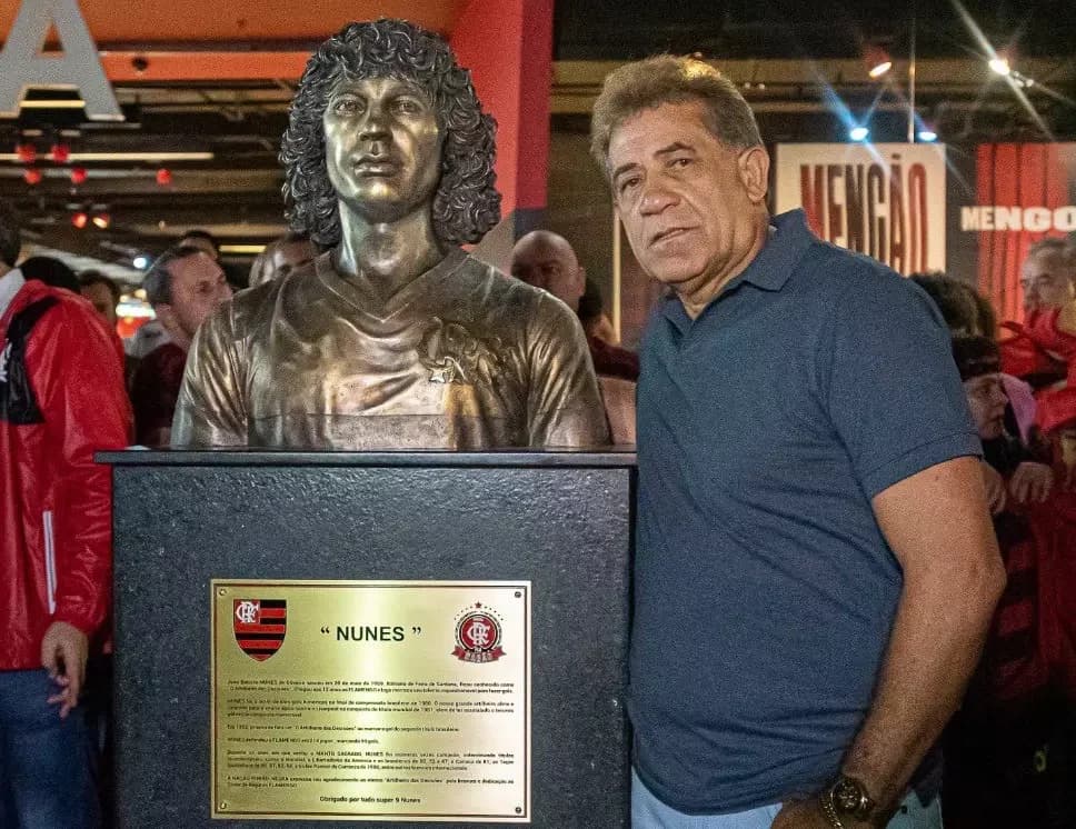 Nunes ao lado de seu busto na Gávea; ídolo vai marcar presença em evento com torcedores