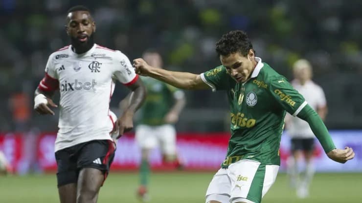 Gerson e Raphael Veiga no duelo entre Palmeiras e Flamengo