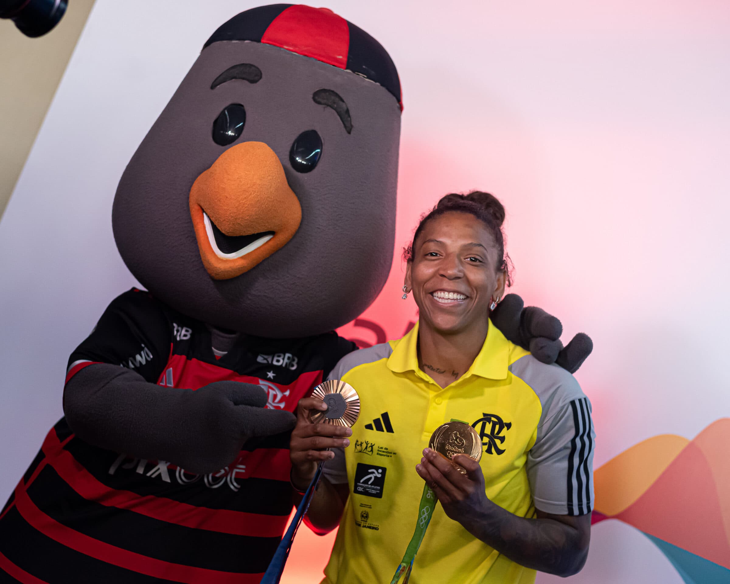 Rafaela Silva mostra medalha de bronze de Paris e ouro da Rio 2016; Flamengo liderou "quadro de medalhas" nacional
