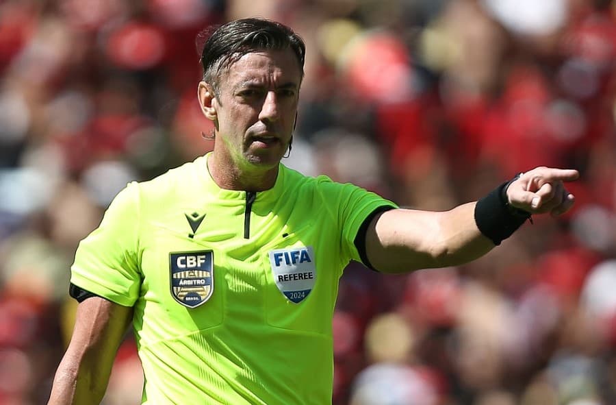 Raphael Claus em jogo do Flamengo; CBF escala árbitro para Bahia x Flamengo para quartas da Copa do Brasil