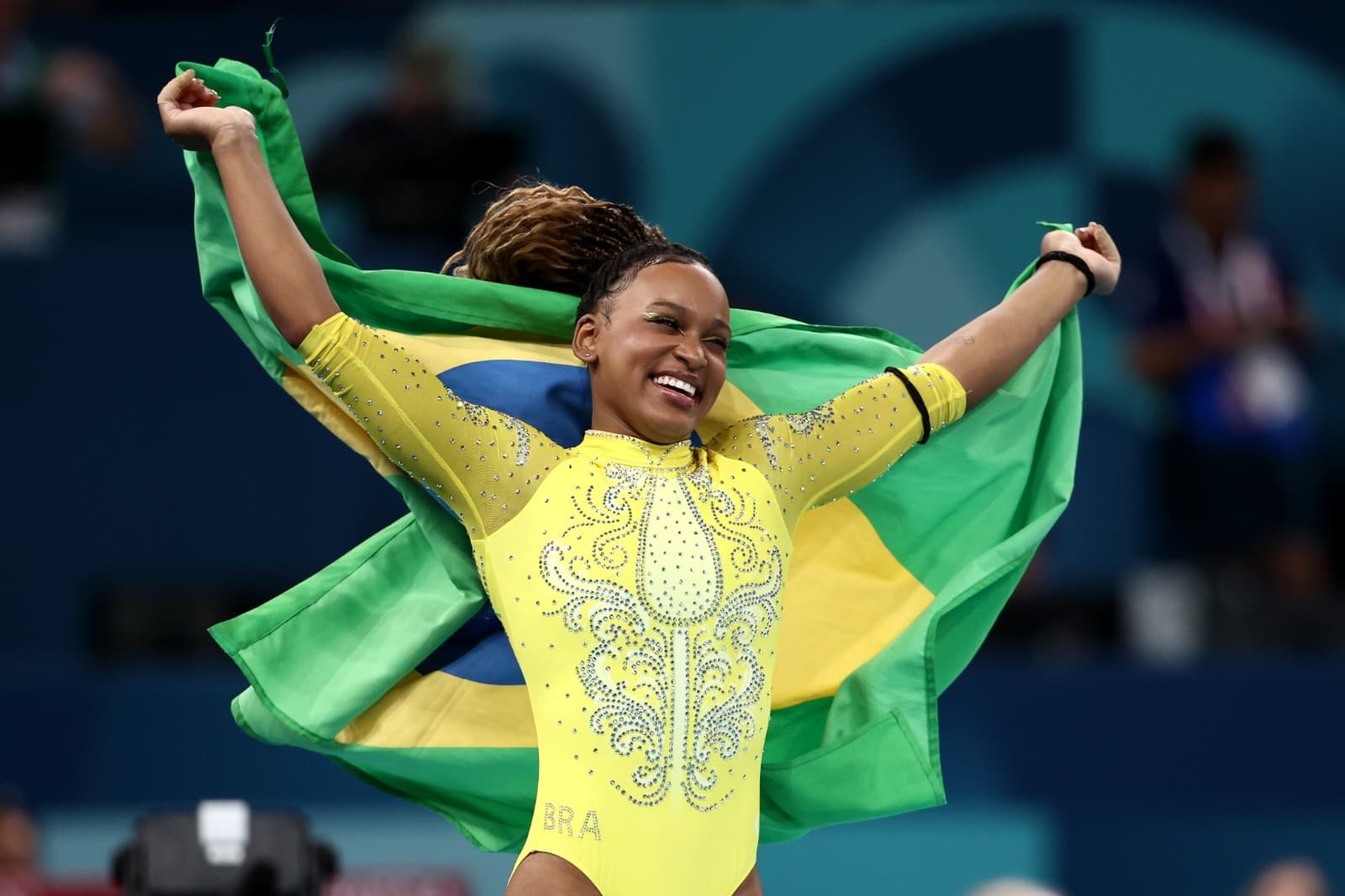 Rebeca comemora medalha nas Olimpíadas de Paris; ginasta do Flamengo disputa final do salto neste sábado (3)