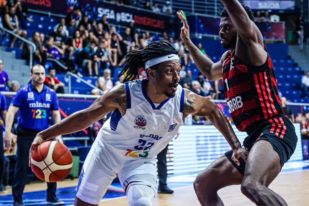 Shaq Johnson em quadra contra o Flamengo; clube oficializou ala-armador e continuidade de Gui Deodato