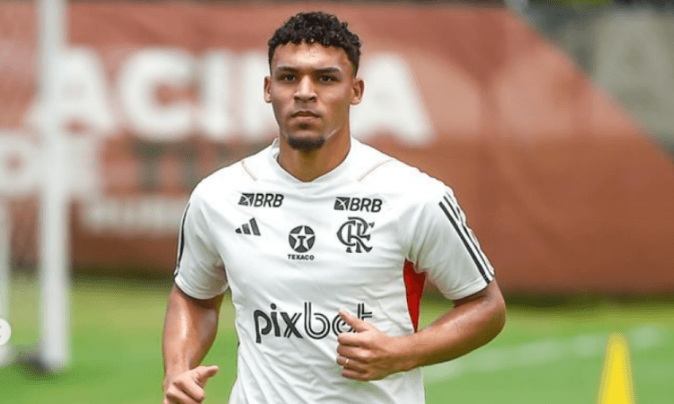 Victor Hugo em treino do Flamengo; jogador está na mira do Norwich