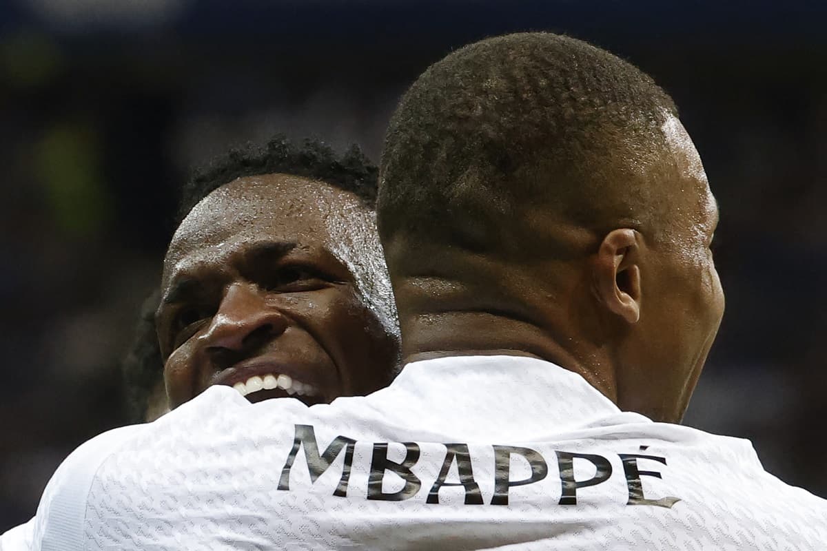Vini Jr e Mbappé se abraçando durante Real Madrid 2x0 Atalanta na decisão da Supercopa da Uefa