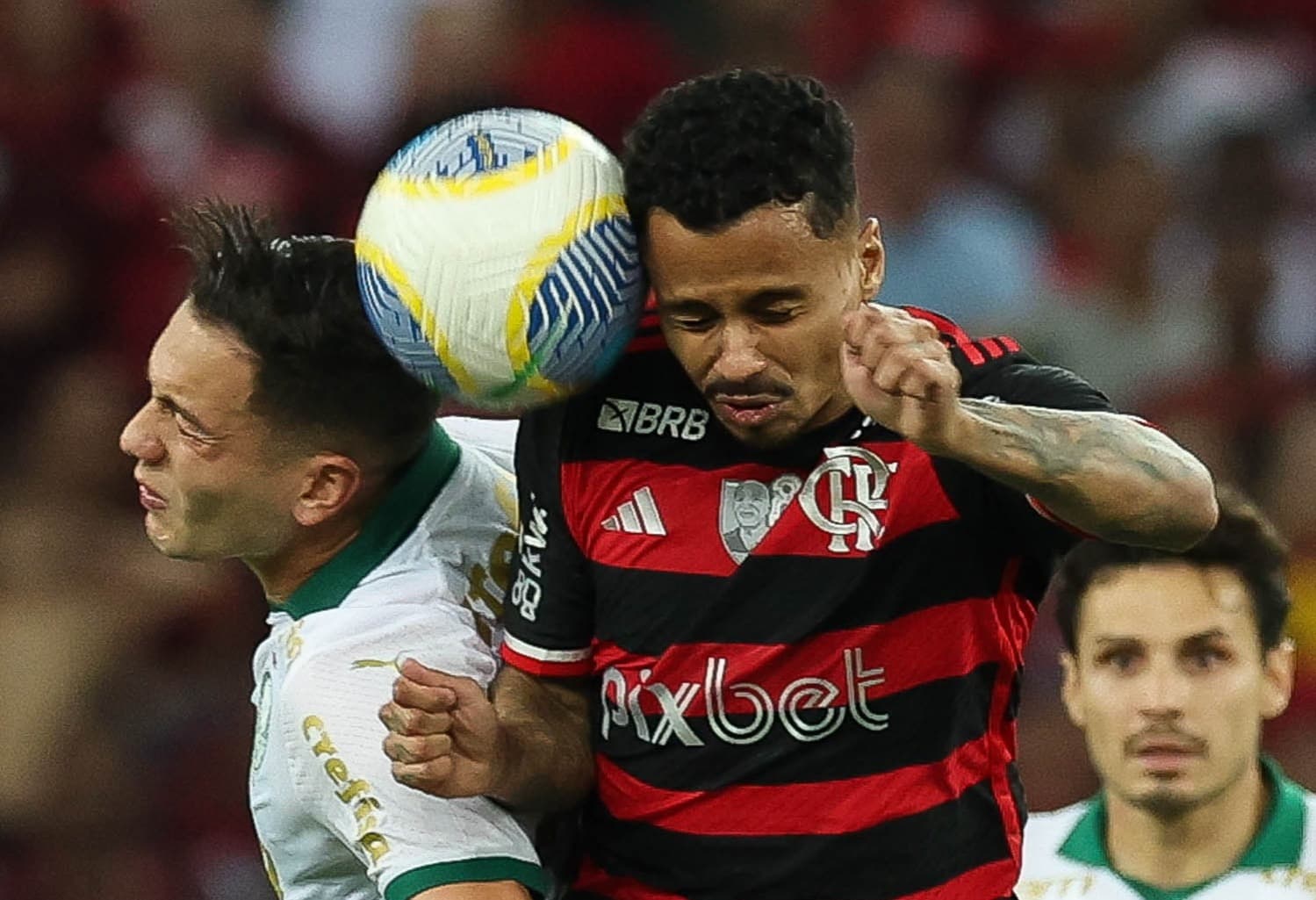 Volante Allan, do Flamengo, disputa bola com jogador do Palmeiras
