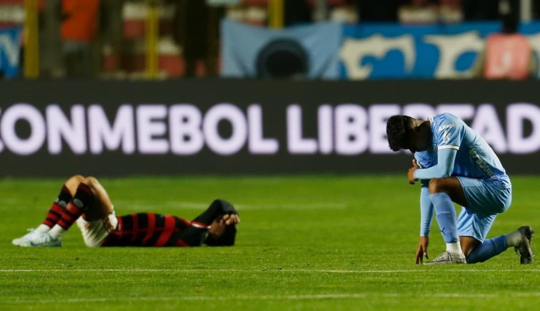 Luiz Araújo desaba de cansaço após o apito final de Bolívar 1x0 Flamengo no estádio Ernando Siles, na altitude de 2640 metros de La Paz
