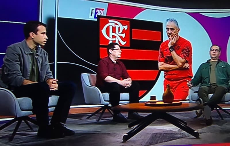 Breiller Pires, Celso Unzelte e Eugênio Leal durante o F360 da ESPN Brasil; ao fundo, telão com escudo do Flamengo e Tite com semblante preocupado