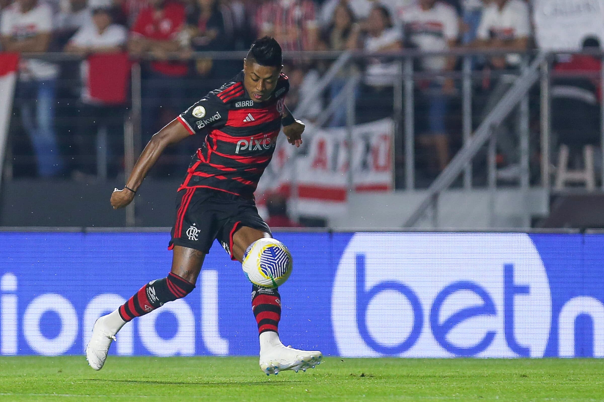 Bruno Henrique domina a bola em partida do Flamengo,