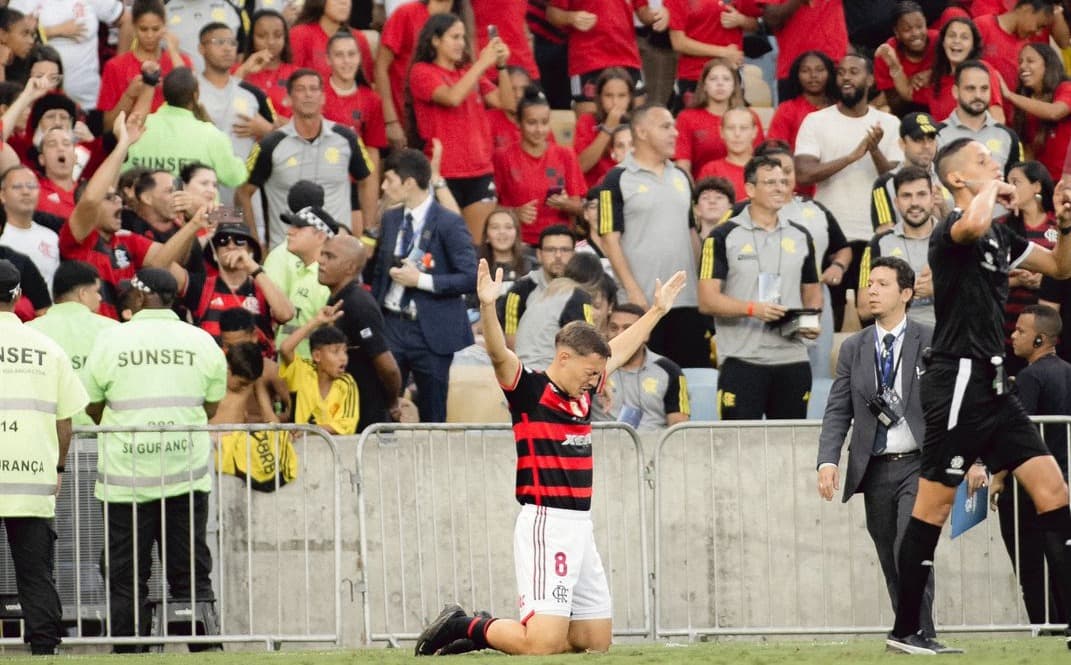 Caio Garcia comemora vitória do Flamengo sobre o Olympiacos no Mundial Sub-20. Craque o Flamengo faz em casa