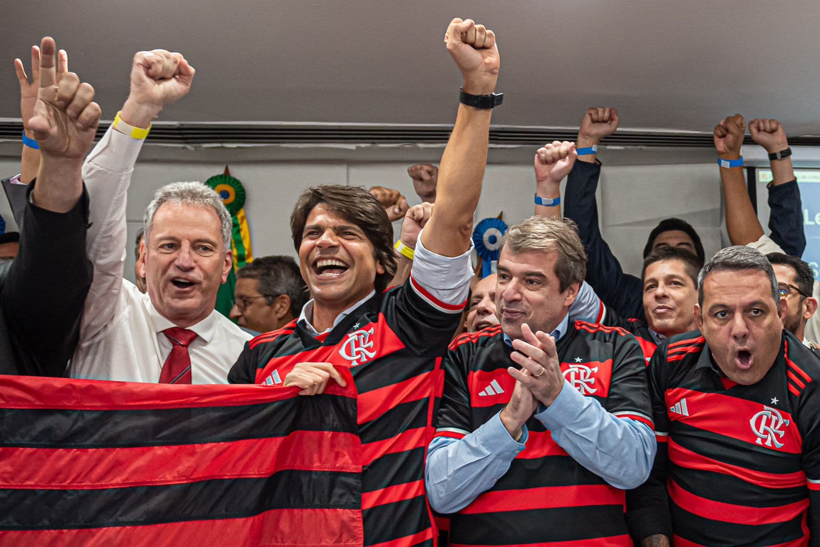 Caixa cita políticos com camisa do Flamengo no leilão e denuncia 'festa com patrimônio público'; Prefeitura pede urgência em posse de terreno