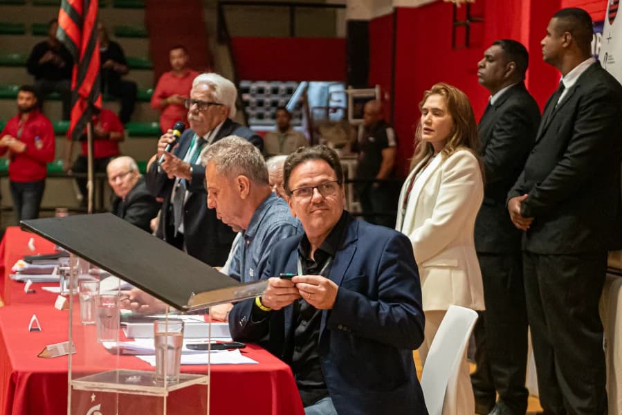 Dunshee alega que é 'impossível' provar que ele é Dodien e pede fim de investigação